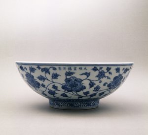 Blauw-witte kom met bloemendecoratie met het regeringsmerk van Hsuan Te, 1426-35, Ming-dynastie, 1368-1644
